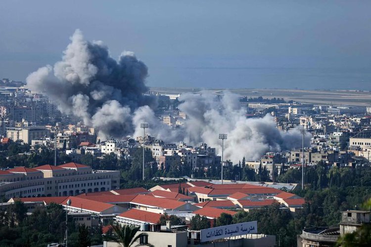 Fumaça pesada é vista durante ataque aéreo israelense no sul de Beirute, adjacente à pista do aeroporto internacional, em meio à guerra contínua entre Israel e o Hezbollah