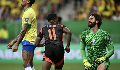 Gabriel Magalhães e Alisson tiveram problemas na partida contra a Colômbia - (Foto: Evaristo Sá/AFP) Gabriel Magalhães e Alisson tiveram problemas na partida contra a Colômbia - (Foto: Evaristo Sá/AFP)