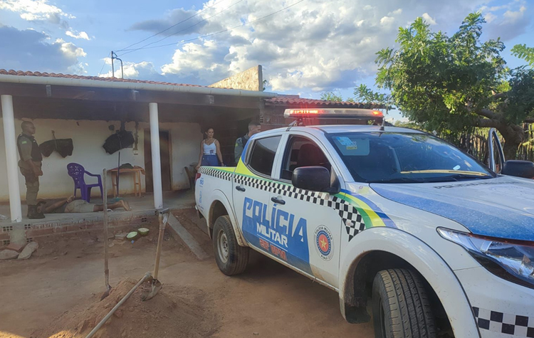 Homem é preso após atacar mãe e 4 parentes com foice em Simões.