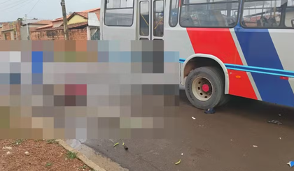 Homem morre depois de bater contra lateral de ônibus, na cidade de Baixa Grande do Ribeiro. (Foto: Divulgação/Polícia Militar)