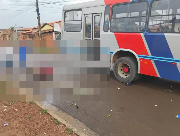 Homem morre depois de bater contra lateral de ônibus, na cidade de Baixa Grande do Ribeiro.