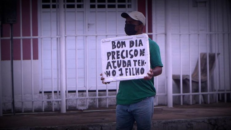 Homem pede ajuda nas ruas de Teresina