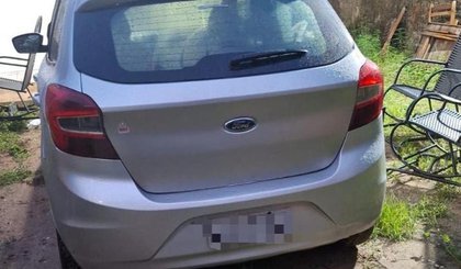 Homem preso suspeito de aplicar golpes contra postos de combustíveis no Piauí e Maranhão utilizava dois carros para realizar os crimes (Foto: PC-PI) Homem preso suspeito de aplicar golpes contra postos de combustíveis no Piauí e Maranhão utilizava dois carros para realizar os crimes (Foto: PC-PI)