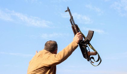Homem segura arma enquanto celebra o anúncio de que o presidente Bashar al-Assad deixou a Síria, em 8 de dezembro de 2024. Foto: REUTERS/Firas Makdesi (Foto: Divulgação / InfoMoney) Homem segura arma enquanto celebra o anúncio de que o presidente Bashar al-Assad deixou a Síria, em 8 de dezembro de 2024. Foto: REUTERS/Firas Makdesi (Foto: Divulgação / InfoMoney)