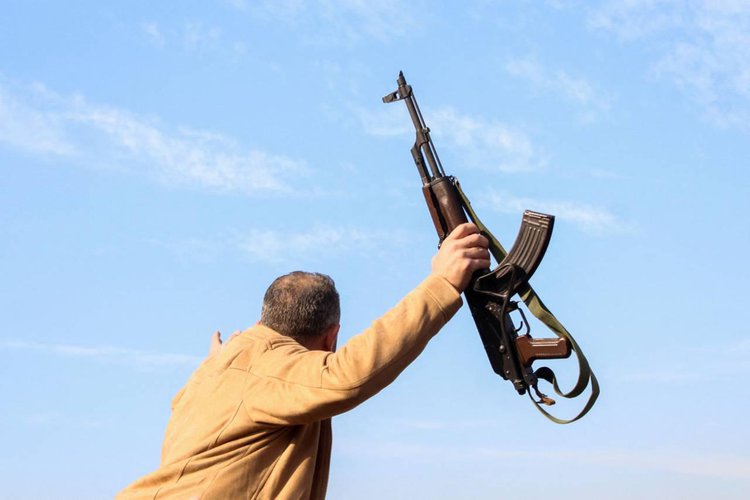 Homem segura arma enquanto celebra o anúncio de que o presidente Bashar al-Assad deixou a Síria, em 8 de dezembro de 2024. Foto: REUTERS/Firas Makdesi