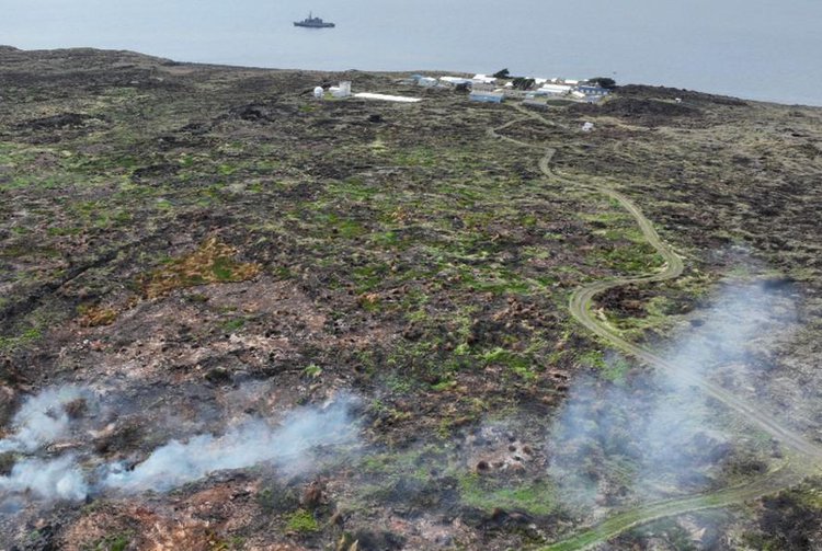 Incêndio destrói metade da Ilha de Amsterdam, a mais isolada do mundo