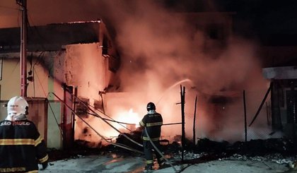 Incêndio ocorreu na madrugada desta segunda-feira (10)• Divulgação/ Corpo de Bombeiros (Foto: • Divulgação/ Corpo de Bombeiros) Incêndio ocorreu na madrugada desta segunda-feira (10)• Divulgação/ Corpo de Bombeiros (Foto: • Divulgação/ Corpo de Bombeiros)