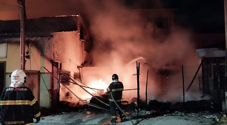 Incêndio ocorreu na madrugada desta segunda-feira (10)• Divulgação/ Corpo de Bombeiros