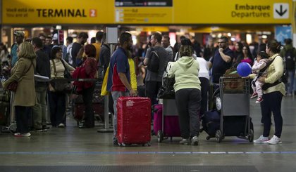 Irmãs são presas com drogas no corpo no Aeroporto de Guarulhos (SP) ao tentarem embarcar para Paris (Foto: SUAMY BEYDOUN/AGIF - AGÊNCIA DE FOTOGRAFIA/ESTADÃO CONTEÚDO) Irmãs são presas com drogas no corpo no Aeroporto de Guarulhos (SP) ao tentarem embarcar para Paris (Foto: SUAMY BEYDOUN/AGIF - AGÊNCIA DE FOTOGRAFIA/ESTADÃO CONTEÚDO)