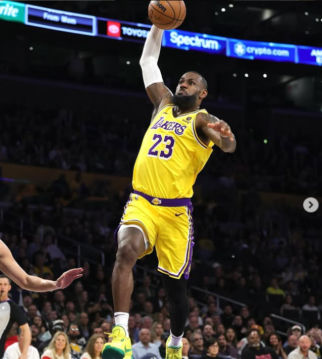 LeBron James alcança marca histórica no basquete.