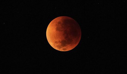 'Lua de sangue' vista durante eclipse total da Lua no Rio em 2024 (Foto: Carl de Souza / AFP) 'Lua de sangue' vista durante eclipse total da Lua no Rio em 2024 (Foto: Carl de Souza / AFP)