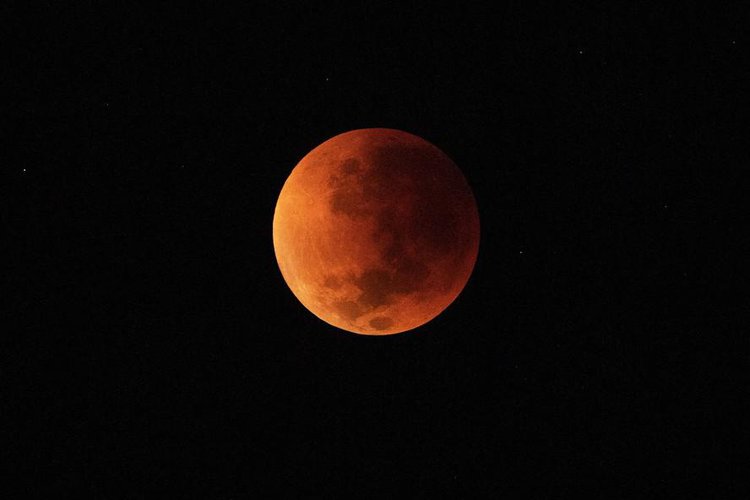 'Lua de sangue' vista durante eclipse total da Lua no Rio em 2024