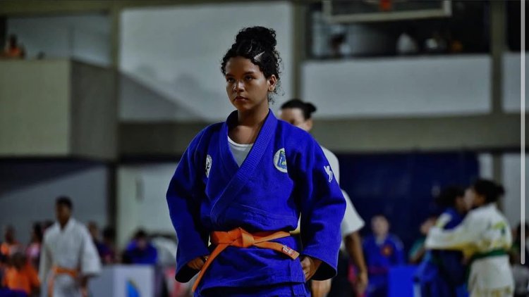 Maria Clara, de 14 anos, luta por apoio para disputar torneio nacional em Manaus