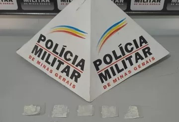 Menina distribui droga achando que era doce; pai com histórico de tráfico. (Foto: Divulgação/PM-MG) Menina distribui droga achando que era doce; pai com histórico de tráfico. (Foto: Divulgação/PM-MG)