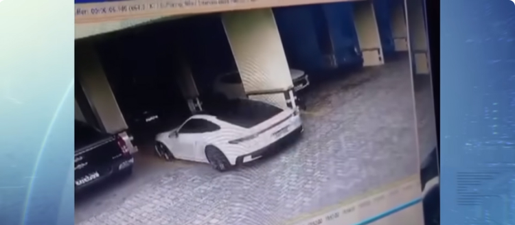 Menino de 9 anos dirige Porsche de R$ 1 milhão e bate em parede