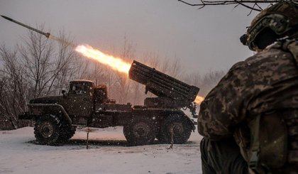 Militar ucraniano em Chasiv Yar, na região de Donetsk 15/2/2025.• Reprodução/Reuters (Foto: • Reprodução/Reuters) Militar ucraniano em Chasiv Yar, na região de Donetsk 15/2/2025.• Reprodução/Reuters (Foto: • Reprodução/Reuters)