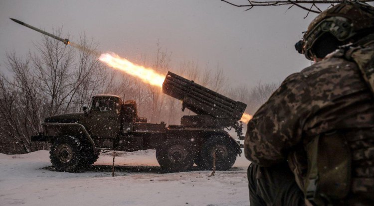 Militar ucraniano em Chasiv Yar, na região de Donetsk 15/2/2025.• Reprodução/Reuters