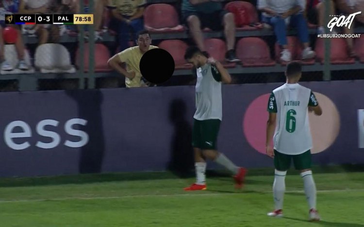 Momento em que um homem imita um macaco na direção de Figueiredo