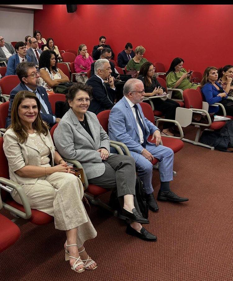 Na foto, a reitora Nadir Nogueira e a superintendente Jacqueline Dourado participam de audiência da Andifes