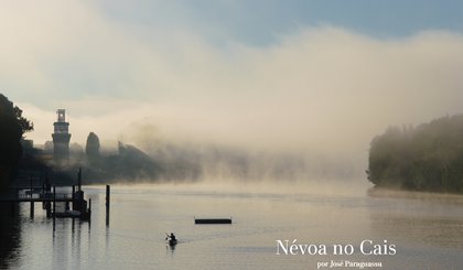 Névoa no cais (Foto: Gerado por IA)
