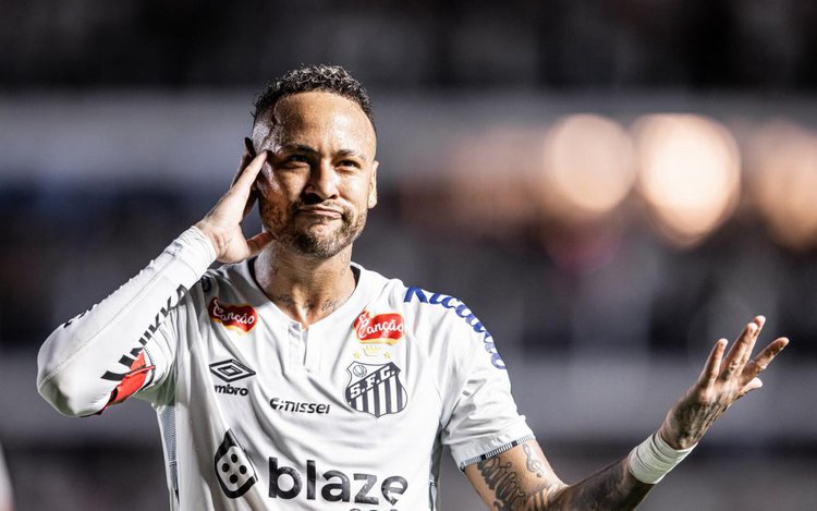 Neymar celebra gol de falta pelo Santos na Vila Belmiro