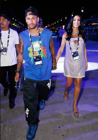 Neymar e Bruna Biancardi andaram pelo sambódromo acompanhados de diversos seguranças.
