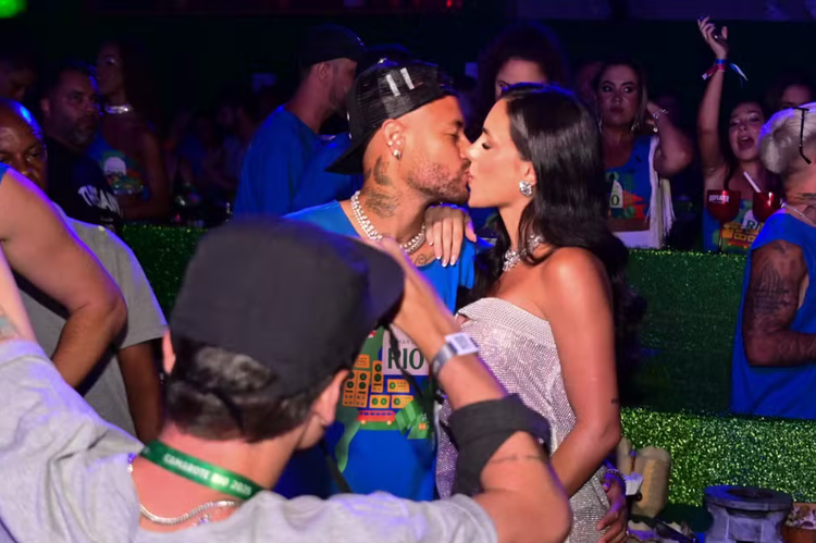 Neymar e Bruna Biancardi curtem carnaval em clima de romance.