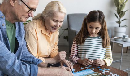 O exercício da memória ajuda a fortalecer a mente de curto prazo, melhora a capacidade de atenção e pode ser feito com amigos ou familiares (Foto: Freepik) O exercício da memória ajuda a fortalecer a mente de curto prazo, melhora a capacidade de atenção e pode ser feito com amigos ou familiares (Foto: Freepik)