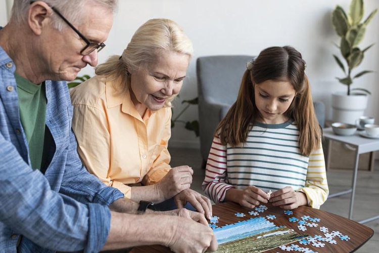 O exercício da memória ajuda a fortalecer a mente de curto prazo, melhora a capacidade de atenção e pode ser feito com amigos ou familiares