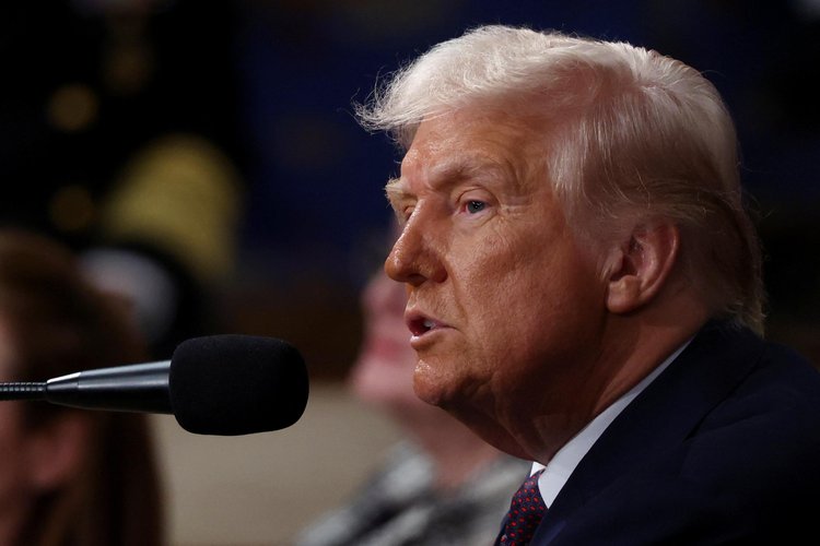 O presidente dos EUA, Donald Trump, faz um discurso em uma sessão conjunta do Congresso, na Câmara dos Representantes do Capitólio dos EUA em Washington, D.C., EUA, 4 de março de 2025. REUTERS/Evelyn Hockstein