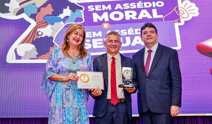 O Reitor, Prof. Dr. Evandro Alberto recebendo o selo das mãos do Governador Rafael Fonteles e de Secretária de Estado das Mulheres, Zenaide Lustosa (Foto: Gabriel Paulino / Governo do Piauí) O Reitor, Prof. Dr. Evandro Alberto recebendo o selo das mãos do Governador Rafael Fonteles e de Secretária de Estado das Mulheres, Zenaide Lustosa (Foto: Gabriel Paulino / Governo do Piauí)