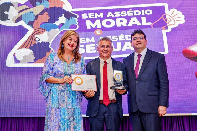O Reitor, Prof. Dr. Evandro Alberto recebendo o selo das mãos do Governador Rafael Fonteles e de Secretária de Estado das Mulheres, Zenaide Lustosa