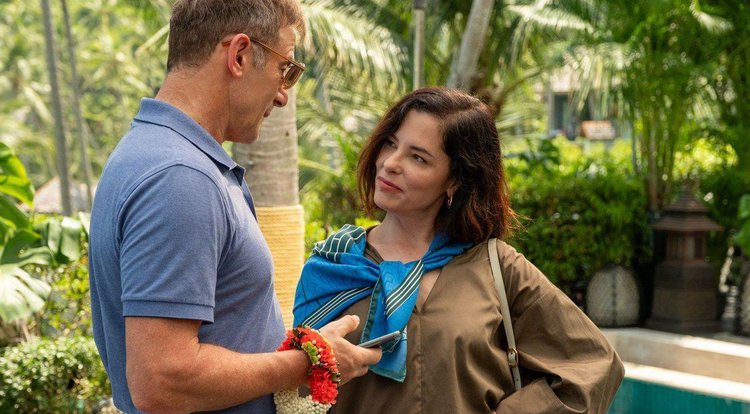 Parker Posey, Jason Isaacs em "The White Lotus"• Fabio Lovino/HBO via CNN Newsource