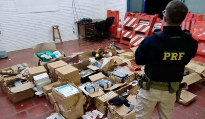 Policiais apreenderam uma grande quantidade de caixas com mercadorias contrabandeadas que foram introduzidas ilegalmente no Brasil• Divulgação/PRF (Foto: • Divulgação/PRF) Policiais apreenderam uma grande quantidade de caixas com mercadorias contrabandeadas que foram introduzidas ilegalmente no Brasil• Divulgação/PRF (Foto: • Divulgação/PRF)