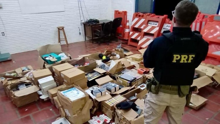 Policiais apreenderam uma grande quantidade de caixas com mercadorias contrabandeadas que foram introduzidas ilegalmente no Brasil• Divulgação/PRF