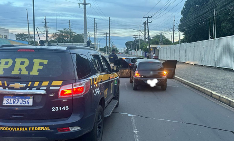PRF apreende três adolescentes com carro roubado na BR-316 em Teresina