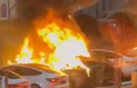 Protestos contra Musk e Trump levam a incêndios em carros da Tesla nos EUA. (Foto: Reprodução)