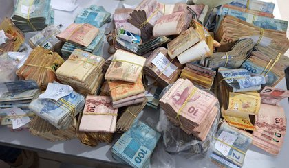 Quadrilha era especializada em lavar dinheiro proveniente do tráfico de drogas• Polícia Civil do Rio Grande do Sul (Foto: • Polícia Civil do Rio Grande do Sul) Quadrilha era especializada em lavar dinheiro proveniente do tráfico de drogas• Polícia Civil do Rio Grande do Sul (Foto: • Polícia Civil do Rio Grande do Sul)