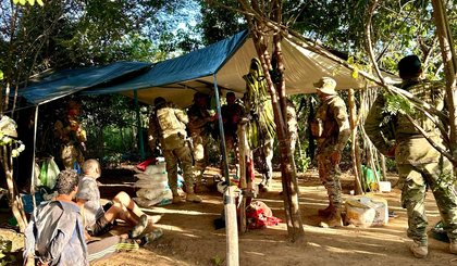 Quatro suspeitos foram detidos no local (Foto: SSP/PI) Quatro suspeitos foram detidos no local (Foto: SSP/PI)