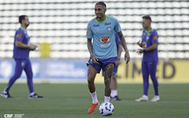 Raphinha em treino da Seleção Brasileira.