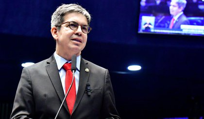 Segundo Randolfe, a tramitação do projeto na Câmara dos Deputados deverá ocorrer por meio de uma comissão especial• Jefferson Rudy/Agência Senado (Foto: • Jefferson Rudy/Agência Senado) Segundo Randolfe, a tramitação do projeto na Câmara dos Deputados deverá ocorrer por meio de uma comissão especial• Jefferson Rudy/Agência Senado (Foto: • Jefferson Rudy/Agência Senado)