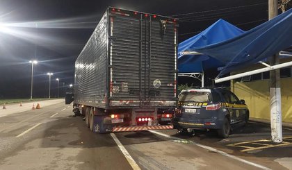 Suspeita de terrorismo: PRF prende caminhoneiro que bateu contra posto da polícia no Distrito Federal (Foto: Reprodução/PRF) Suspeita de terrorismo: PRF prende caminhoneiro que bateu contra posto da polícia no Distrito Federal (Foto: Reprodução/PRF)