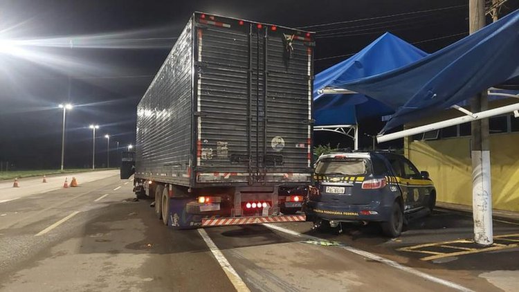 Suspeita de terrorismo: PRF prende caminhoneiro que bateu contra posto da polícia no Distrito Federal