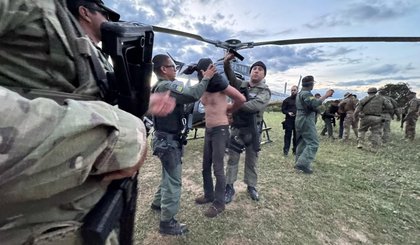 Suspeito de matar ex-companheira grávida e filhos é preso no Piauí (Foto: Polícia Militar do Piauí) Suspeito de matar ex-companheira grávida e filhos é preso no Piauí (Foto: Polícia Militar do Piauí)