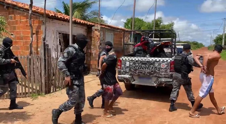 Suspeitos de integrar facção são presos em casa que abrigava ‘tribunal do crime’