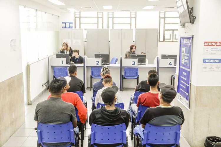Trabalhadores esperam atendimento no Sine/RJ, no Centro do Rio