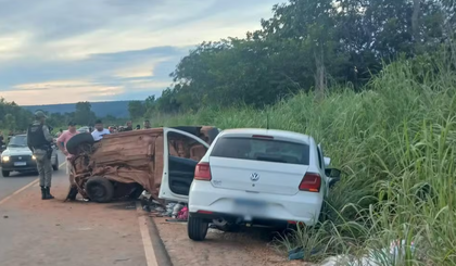 Um homem de 31 anos, identificado como Armando Victor dos Santos, e um bebê de dois meses morreram em um acidente envolvendo dois carros. (Foto: Divulgação/Polícia Militar)