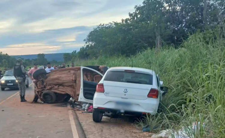 Um homem de 31 anos, identificado como Armando Victor dos Santos, e um bebê de dois meses morreram em um acidente envolvendo dois carros.