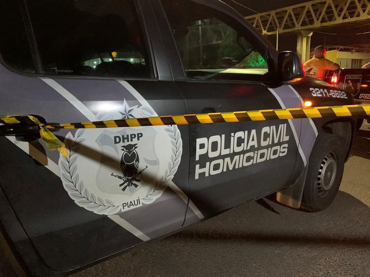 Viatura do Departamento de Homicídio e Proteção à Pessoa (DHPP), em Teresina