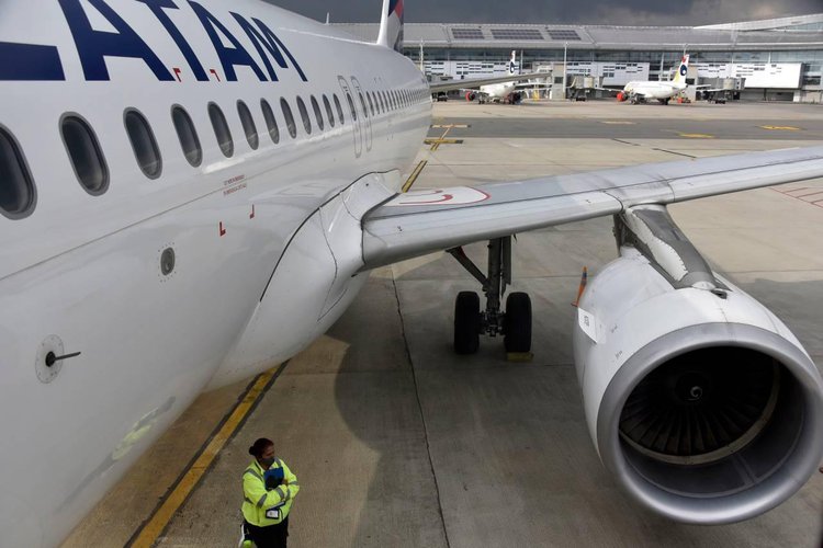 Voo da Latam aborta decolagem em Guarulhos após “forte cheiro de queimado”